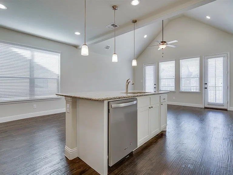 4221 Broadway Ave — Photo 15