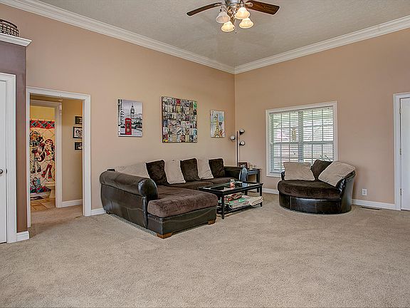 Neutral decor, nice carpet