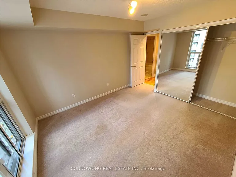 270 Wellington St W #819 — Photo 5