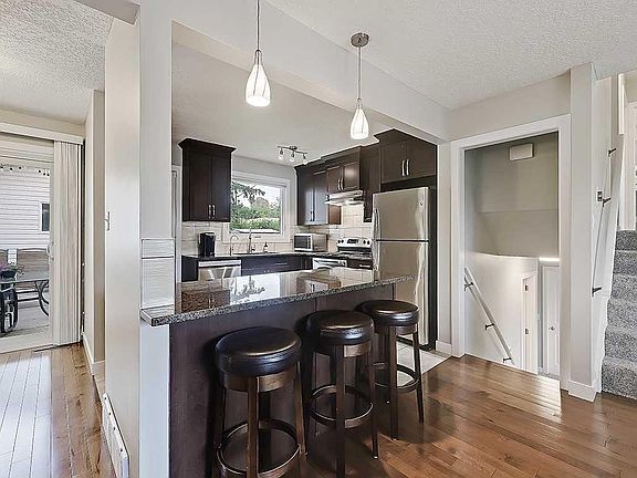 4th image of 325 E Whitney Cres SE