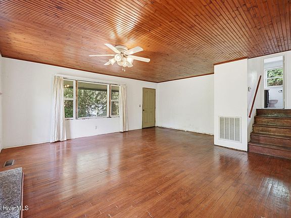 5th image of 632 E Ocean Road