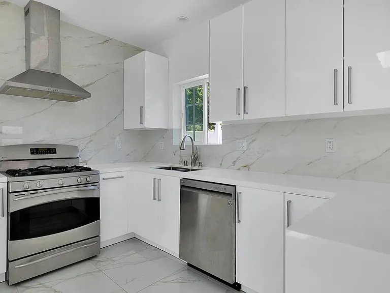 634 E Valencia Ave — Photo 10