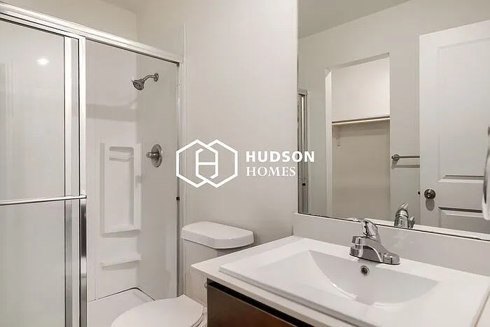 2504 Lyle Ave — Photo 11