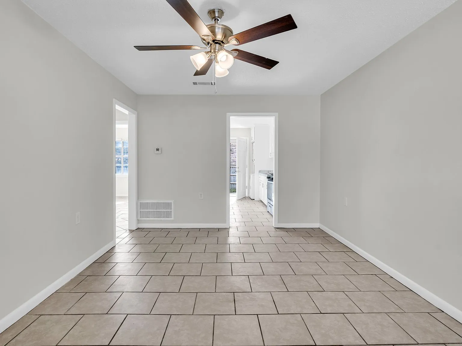 **Charming 2-Bedroom Apartment with Modern Amenities only 3 miles from Campus — Photo 4