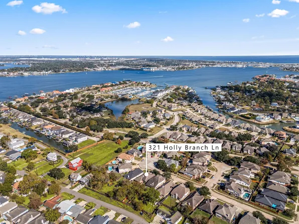 321 Holly Branch Ln, Kemah, TX 77565