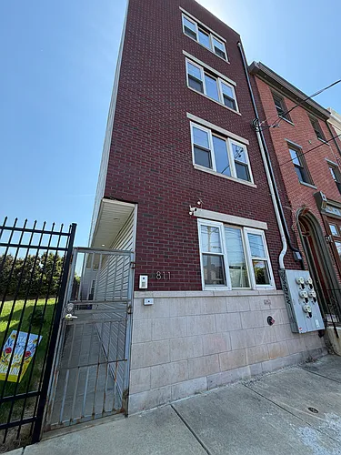811 N Franklin St Photo 1