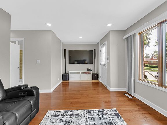 3rd image of 3501 Sarah St
