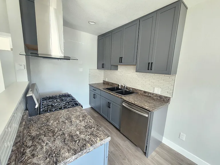 1605 Torrance Blvd — Photo 10