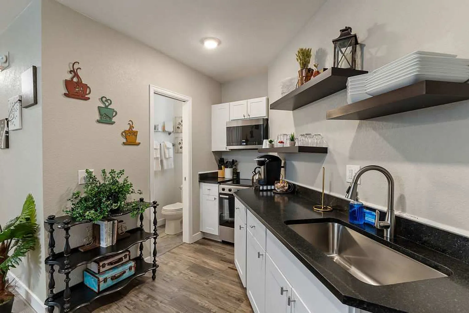 2 bed, 1.0 bath, 290 sqft, $3,899 — Photo 2
