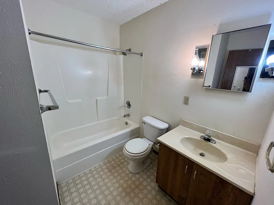 2 bed, 1.0 bath, $700