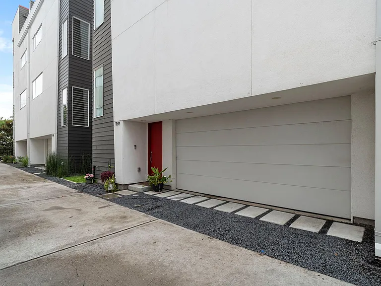 1159 W 18th St — Photo 3