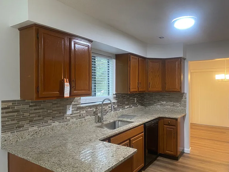 138 Hampshire Dr — Photo 3