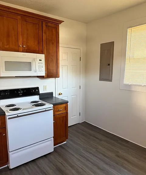 540 E Waldburg St #B — Photo 7