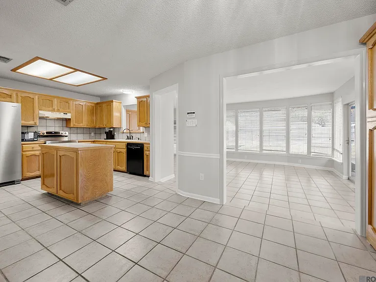 18596 White Oak Dr — Photo 7