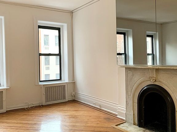 3rd image of 122 E 61st St APT 3A