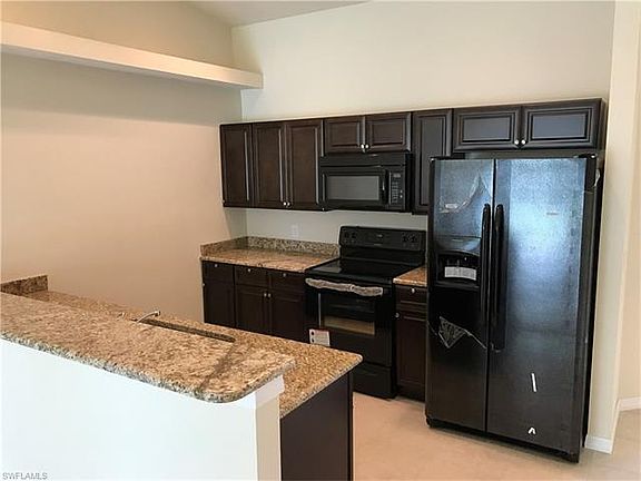 4th image of 908 SE 6th Ct