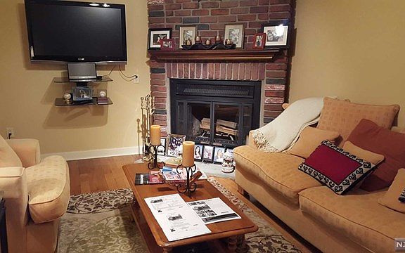 Living room w/hardwood flooring