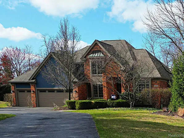 5470 Huron Hills Dr, Commerce Township, MI 48382
