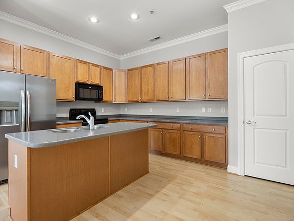 5th image of 622 N Elm St APT L