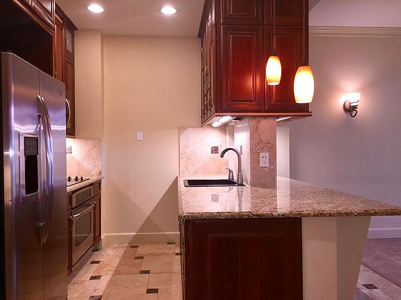 Chef's kitchen (radiant oven, Micro/Convection Oven, pull out spice rack, pass through to wetbar and dining area, Granite Sink, Ceramic Cooktop, Stainless Appliances