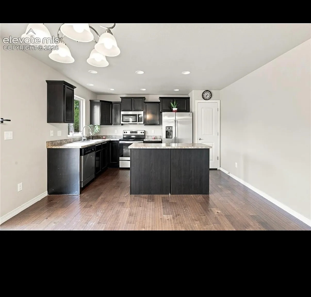 5 bed, 2450 sqft, $3,000 — Photo 3