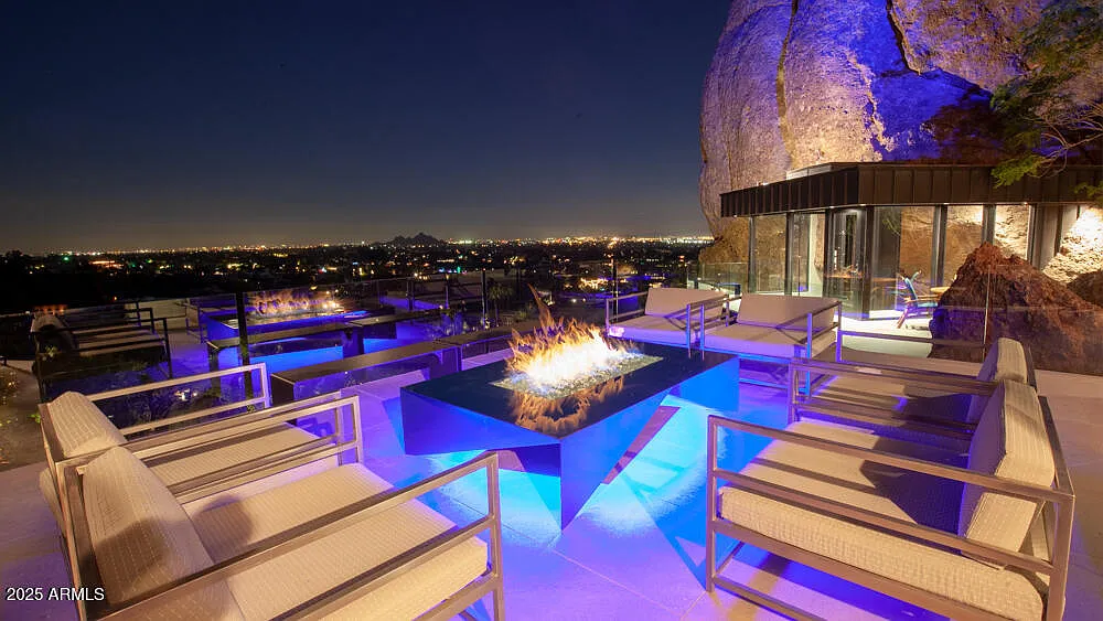 6 bed, 6.0 bath, 8500 sqft, $30,000 — Photo 2