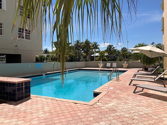 5th image of 2618 Collins Ave APT 407