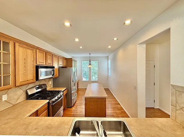 4 bed, 2694 sqft, $3,100 — Photo 4