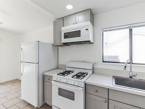 4th image of 78683 Avenue 42 #B