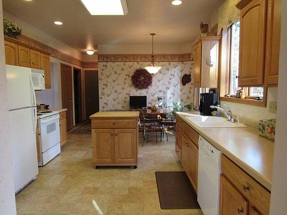 4th image of 9811 White Pine Ln