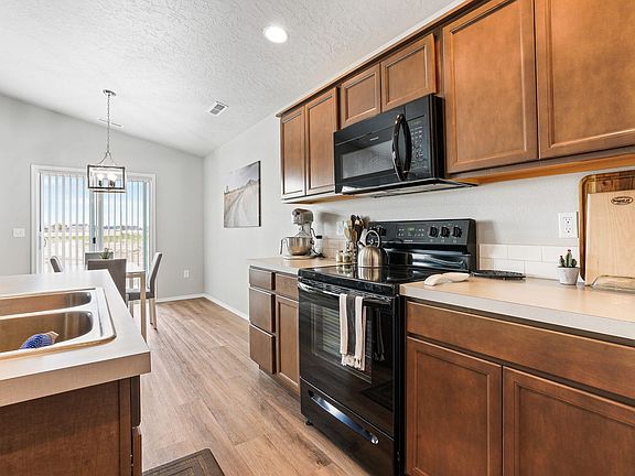 5th image of 12807 Carkhill St