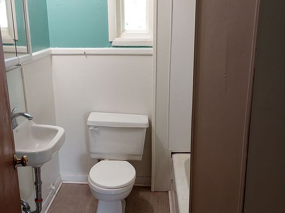 4th image of 917 1/2 Park Dr #B