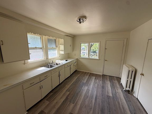 3rd image of 944 E 4th St #1