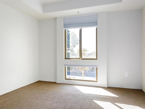 5th image of 931 E Walnut St Unit 205