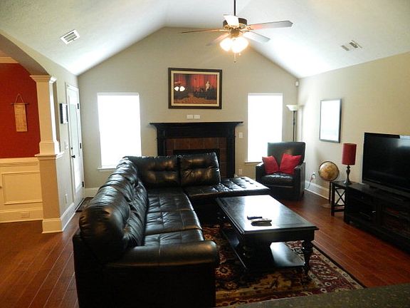 3rd image of 1642 Cedar Hill Dr