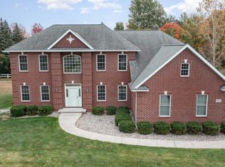 608 Shirewood Ln, Midland, MI 48642