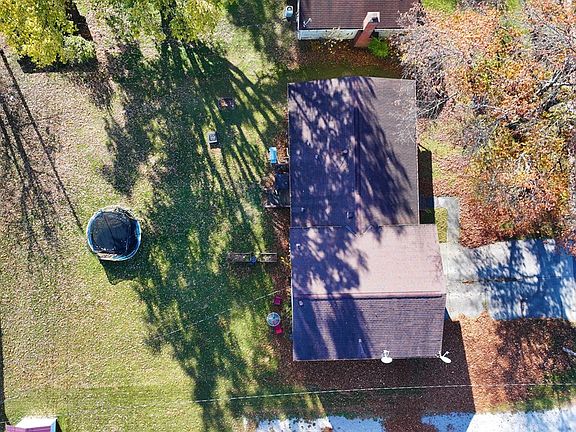 3rd image of 165 Leslie Ln