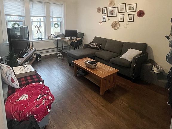 2nd image of 3819-3823 N Greenview Ave #2S