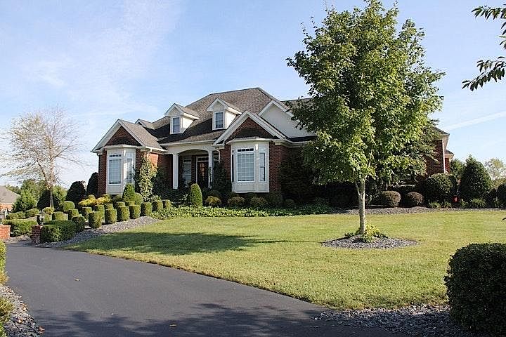 1st image of 827 Ann Marie Cir