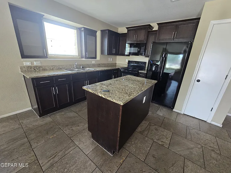808 Ballard Shapleigh Pl — Photo 3