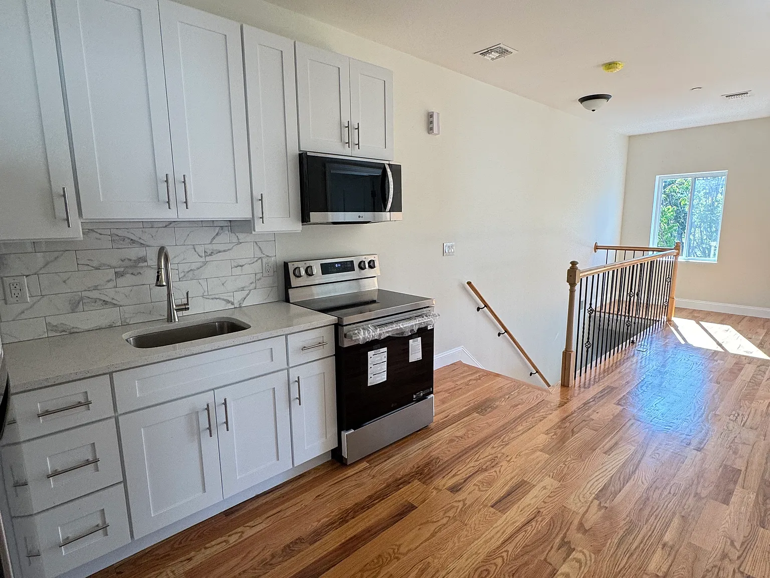 3 bed, 900 sqft, $3,500 — Photo 2