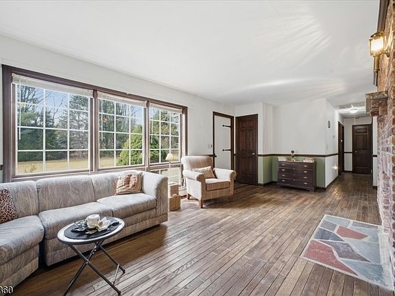 5th image of 242 Old Turnpike Rd