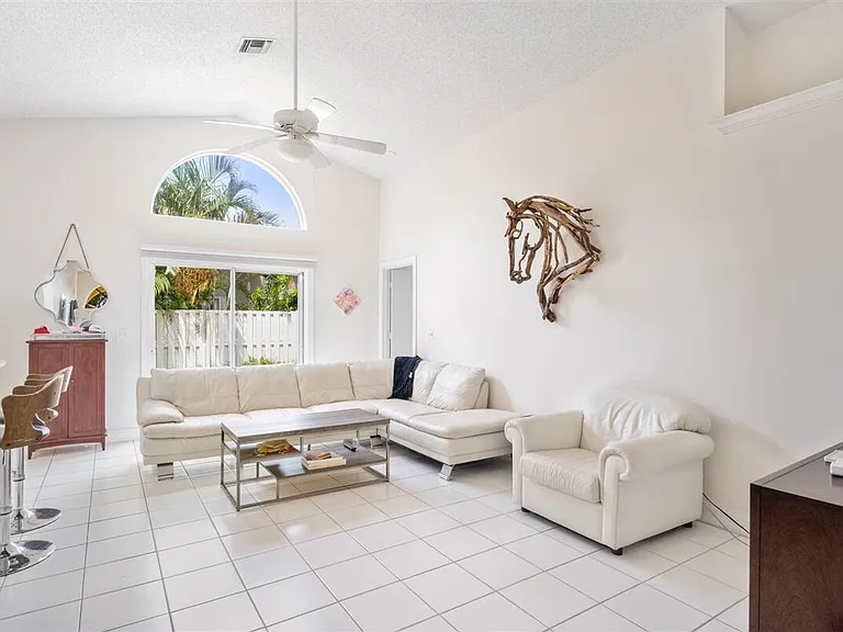 2606 Bedford Mews Dr — Photo 3