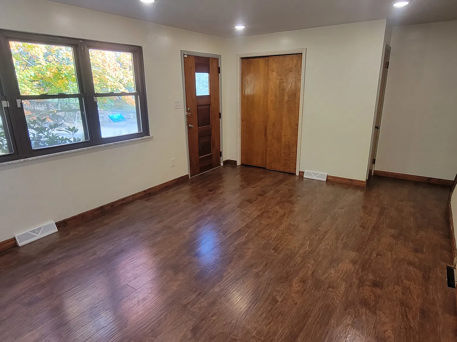 3 bed, 1.5 bath, 1300 sqft, $1,800 — Photo 4