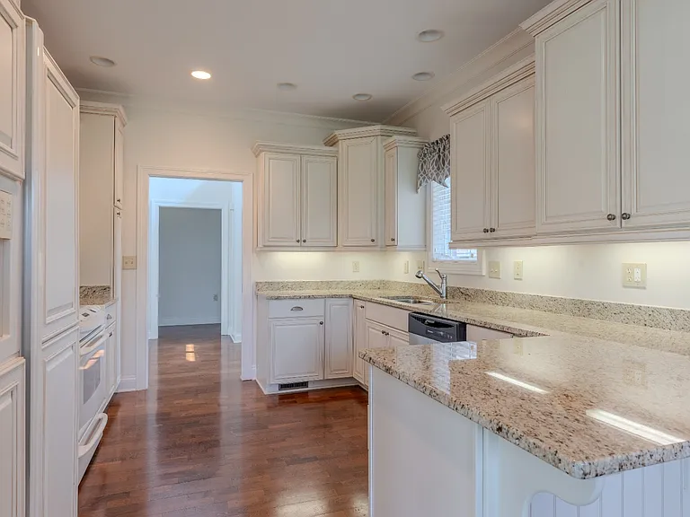 8196 Course View Dr — Photo 10