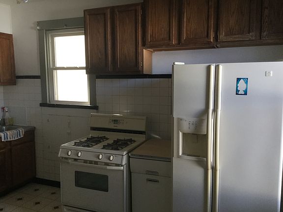 Kitchen w/refrigerator and gas stove