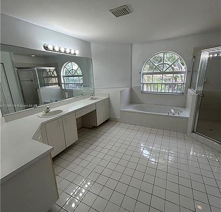 4th image of 18427 NW 11th St