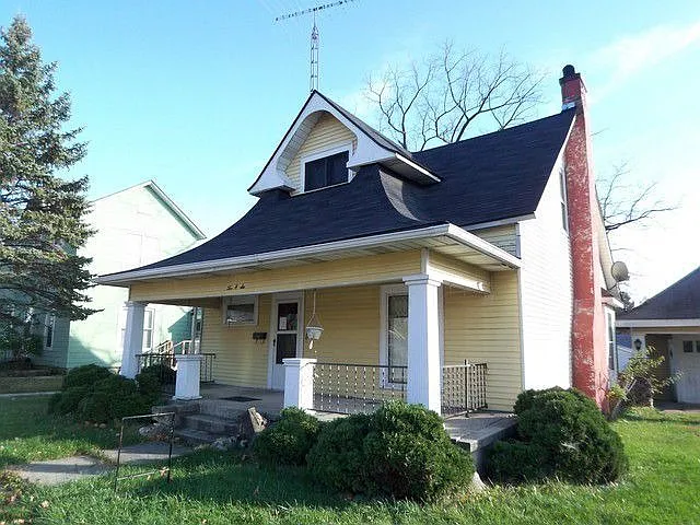 206 E 1st St photo 1