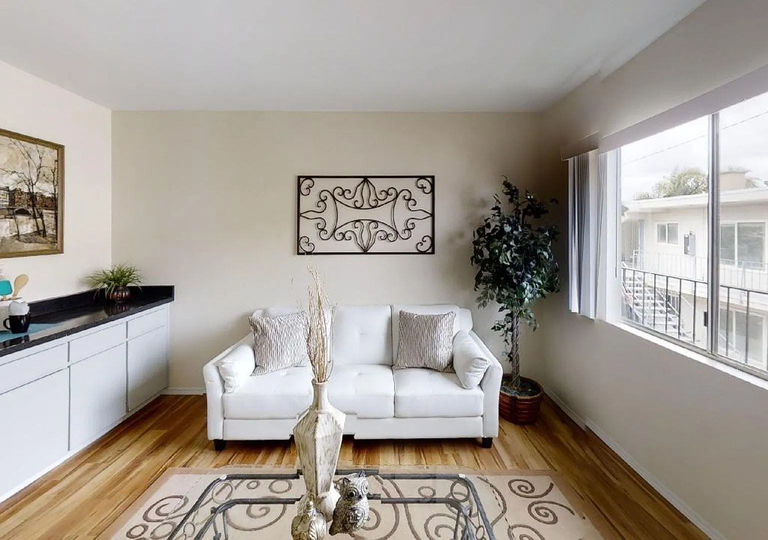Just listed! 2nd level apt in quiet 9-unit complex. 1 Bed — Photo 1