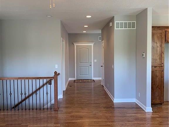Overview of the entry way.